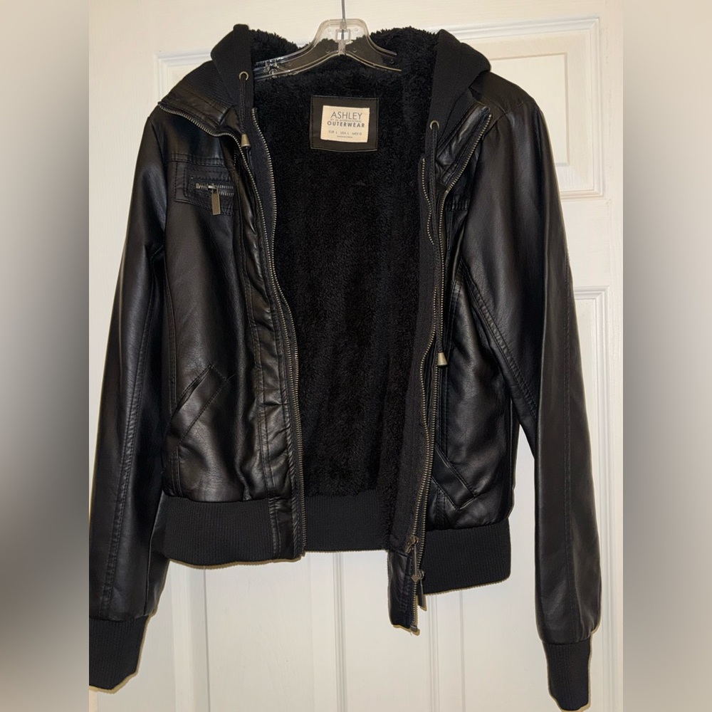 *BRAND NEW* without tags

Size:L

faux leather jacket with double zipper